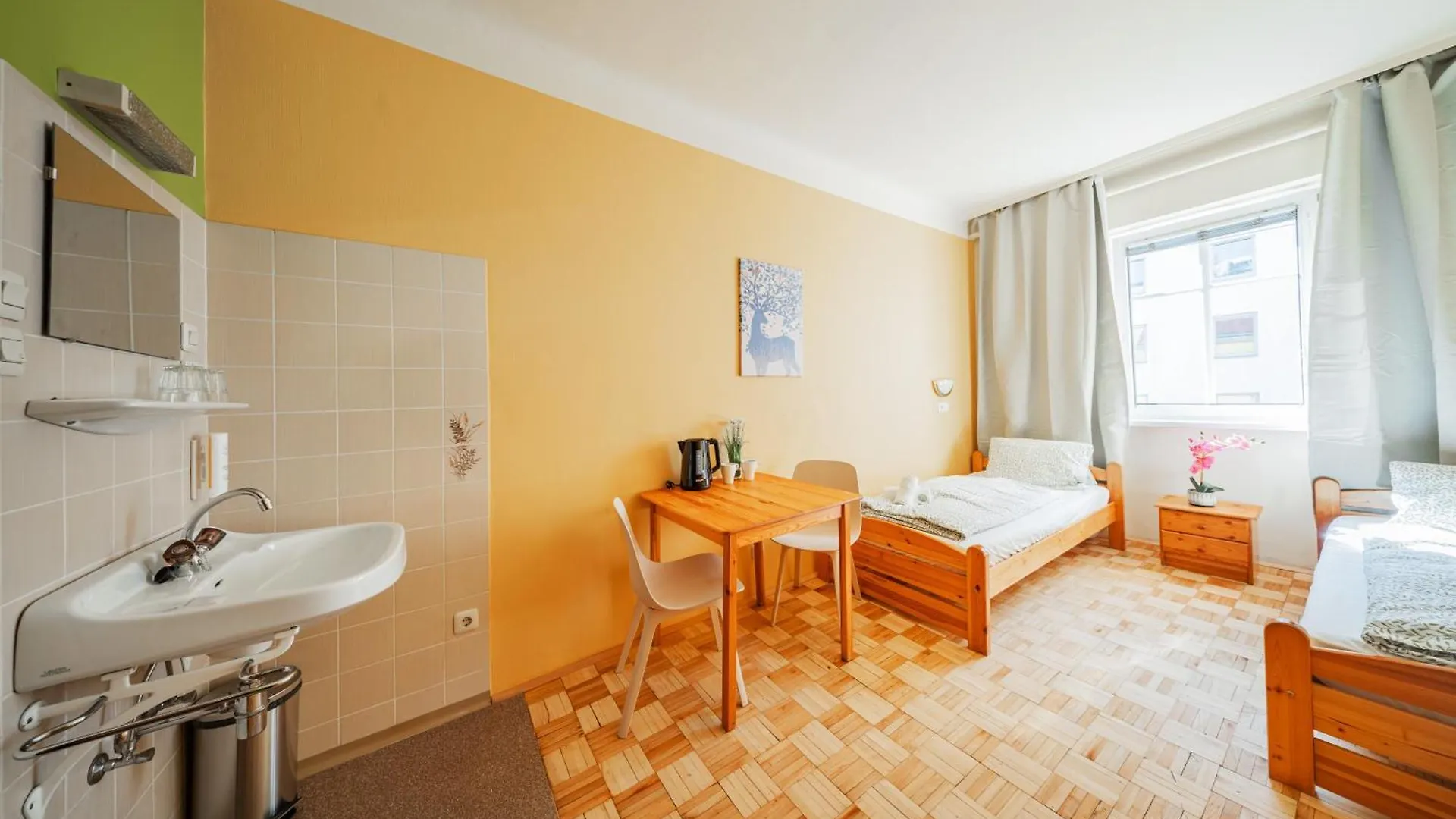 Vienna West Rooms Hostel